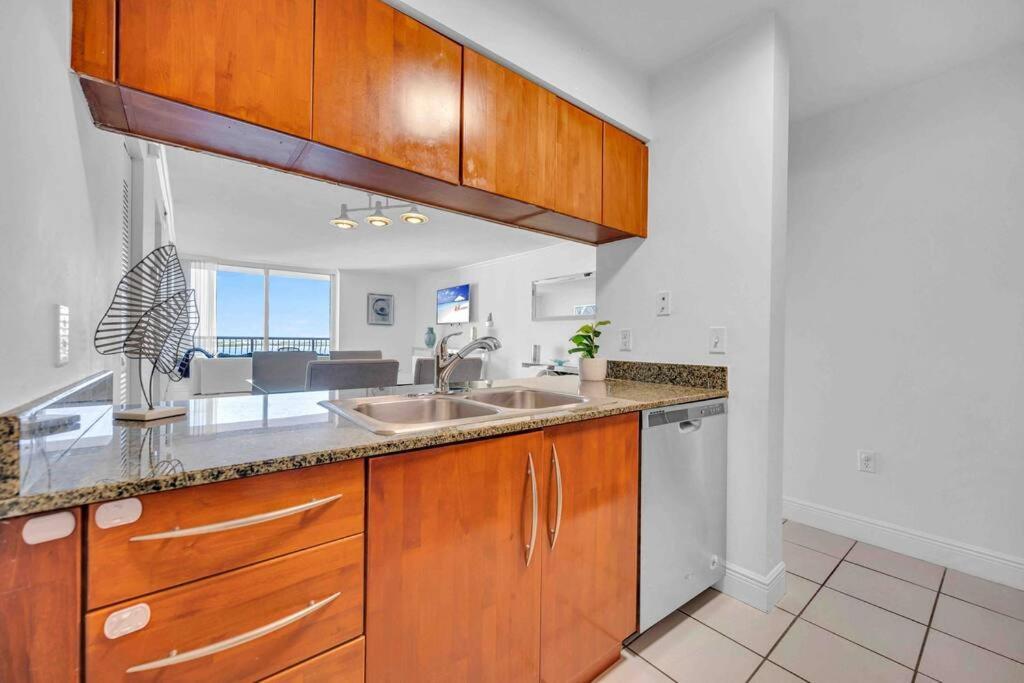 Ocean View 3 Bedrooms In W Parking Apartment Miami
